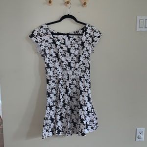 Black/white floral dress - size 6-8